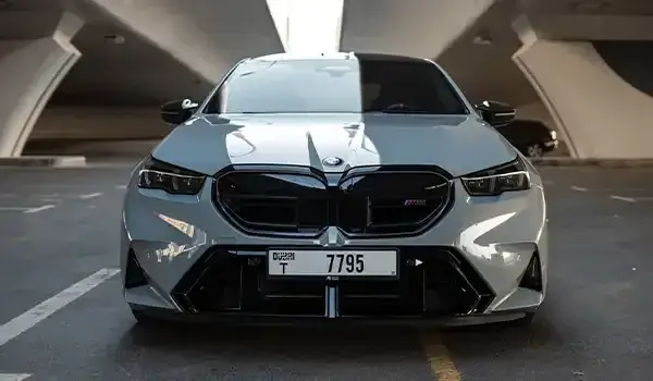 เช่ารถ BMW M5 Competition สีเทาในดูไบ — รูปที่ 5 จาก 7