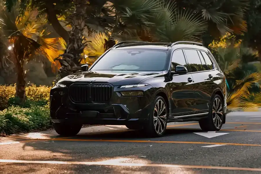 Alquiler de coches BMW X7 Negro en Dubái — foto 2 de 7