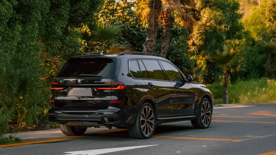Alquiler de coches BMW X7 Negro en Dubái — foto 3 de 7