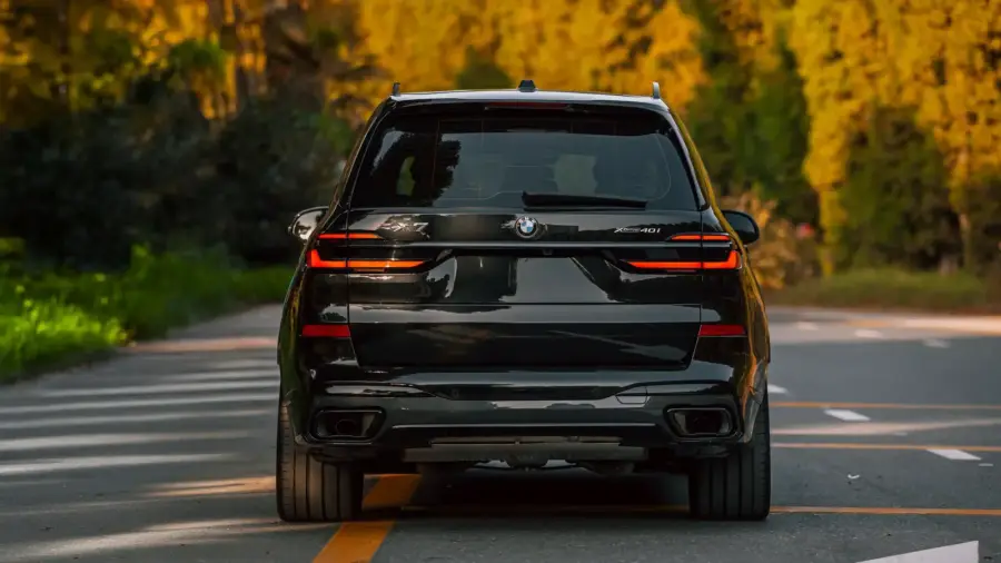 Alquiler de coches BMW X7 Negro en Dubái — foto 4 de 7