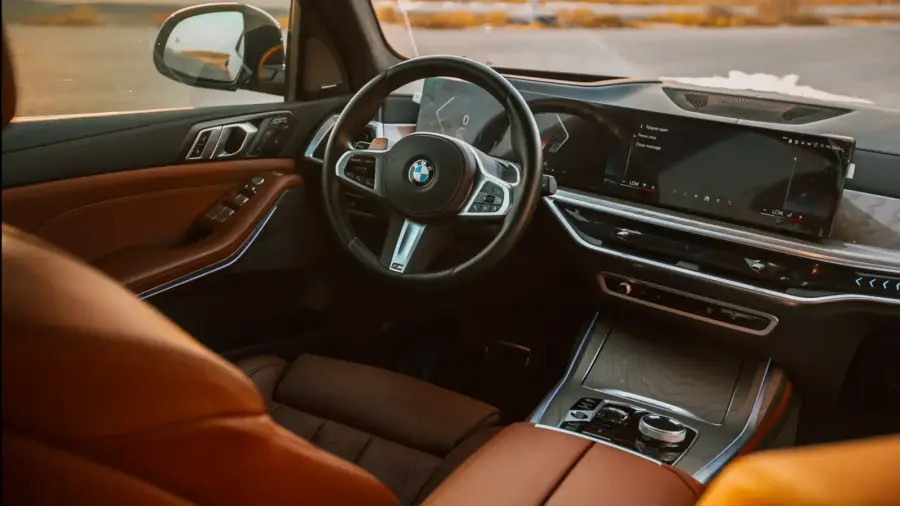 Alquiler de coches BMW X7 Negro en Dubái — foto 6 de 7