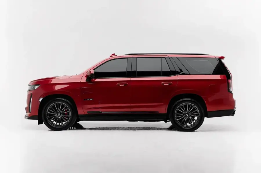 دبئی میں Cadillac Escalade V سرخ کرایہ پر لیں — تصویر 2 از 6