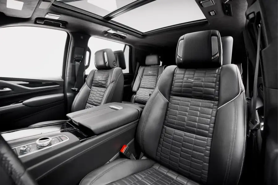 دبئی میں Cadillac Escalade V سرخ کرایہ پر لیں — تصویر 4 از 6