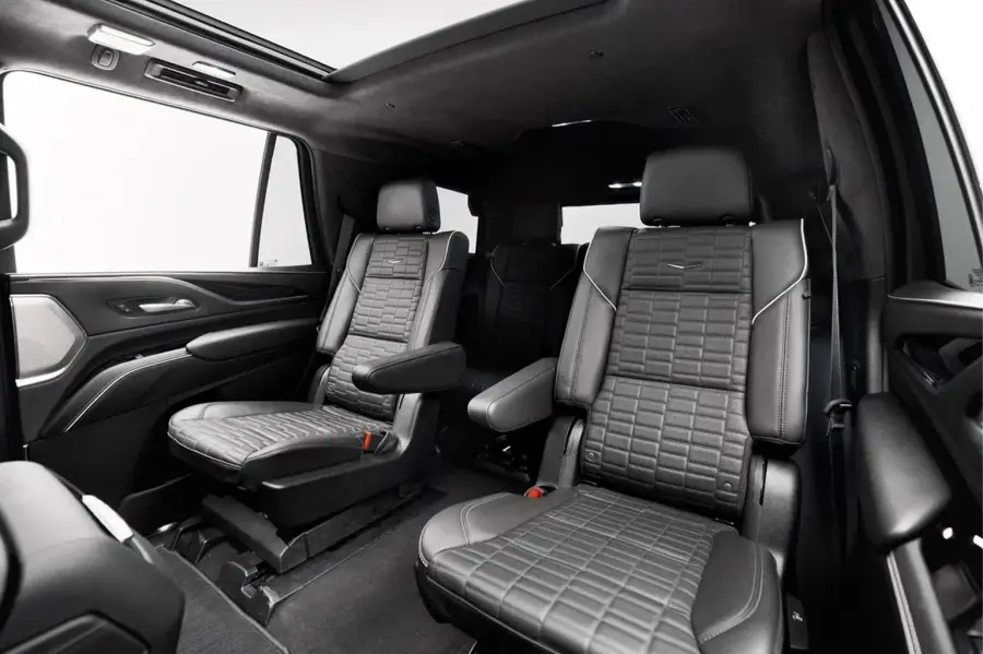 دبئی میں Cadillac Escalade V سرخ کرایہ پر لیں — تصویر 6 از 6