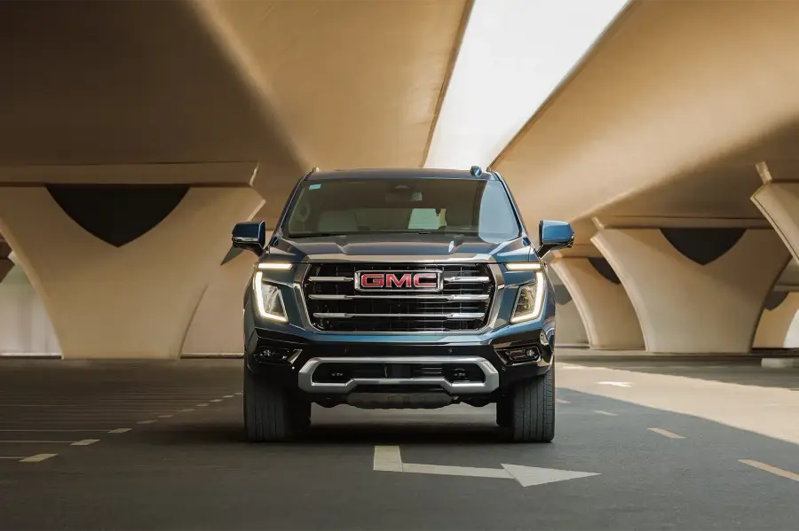 Rent GMC Yukon Denali Black in Dubai — photo 2 of 7