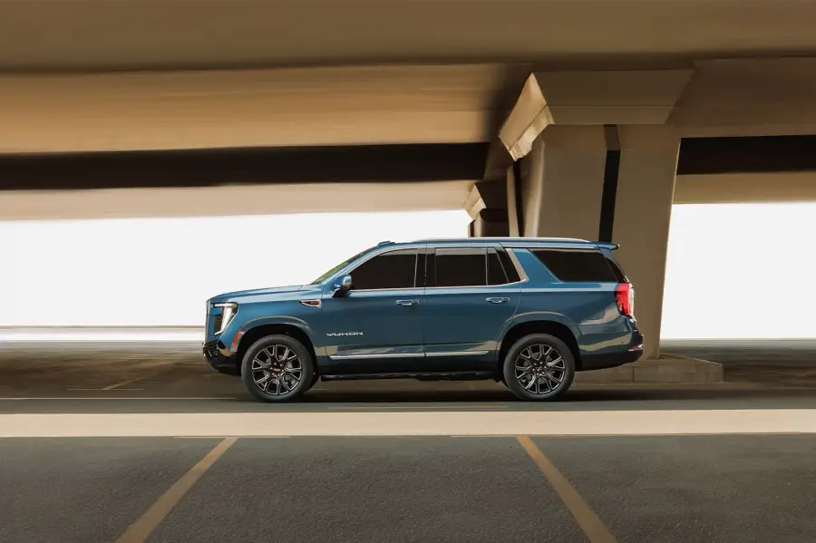 Rent GMC Yukon Denali Black in Dubai — photo 4 of 7