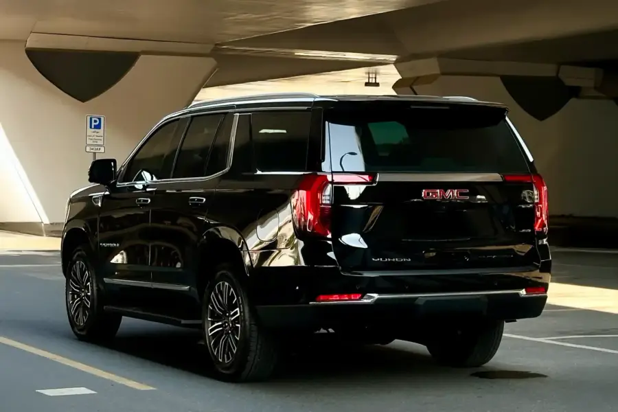 เช่ารถ GMC Yukon สีดำในดูไบ — รูปที่ 3 จาก 7