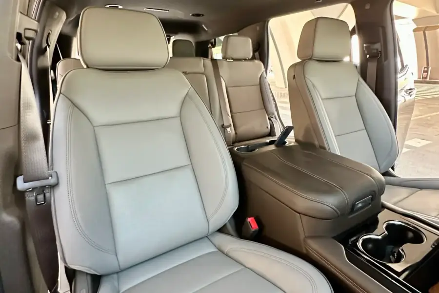 เช่ารถ GMC Yukon สีดำในดูไบ — รูปที่ 6 จาก 7