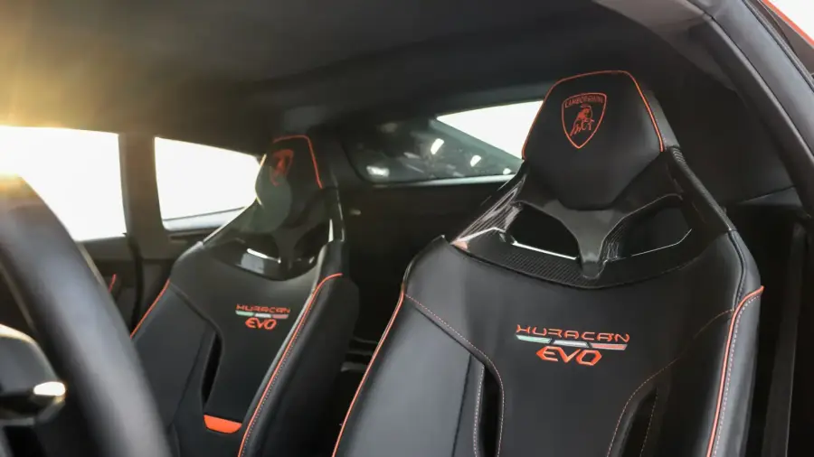 Rent Lamborghini Huracan Evo Red in Dubai — photo 6 of 7
