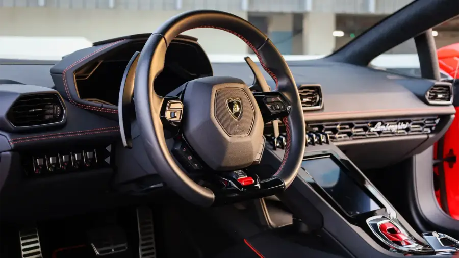Rent Lamborghini Huracan Evo Red in Dubai — photo 7 of 7