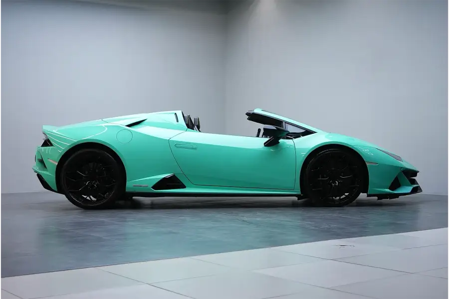 Rent Lamborghini Huracan Evo Blue in Dubai — photo 2 of 6
