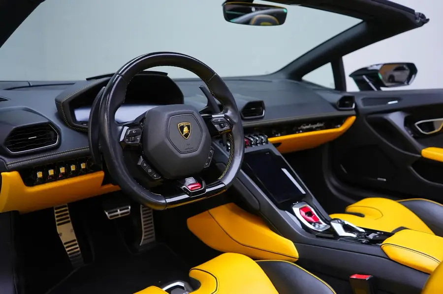 Rent Lamborghini Huracan Evo Blue in Dubai — photo 4 of 6