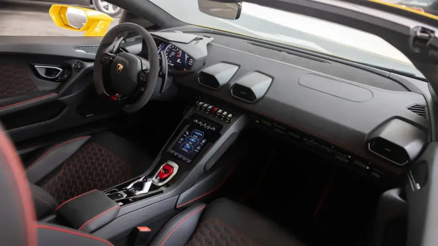 Rent Lamborghini Huracan Evo Spyder Yellow in Dubai — photo 7 of 8