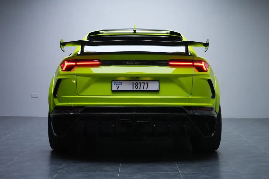 Alquila Lamborghini Urus Mansory Verde en Dubái — foto 3 de 6