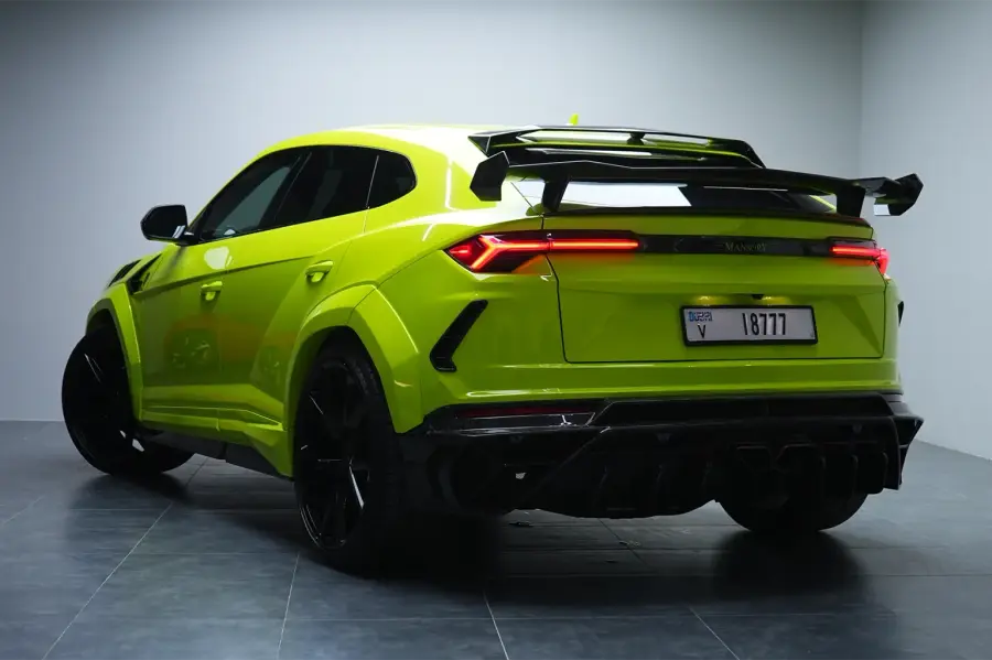 Alquila Lamborghini Urus Mansory Verde en Dubái — foto 4 de 6
