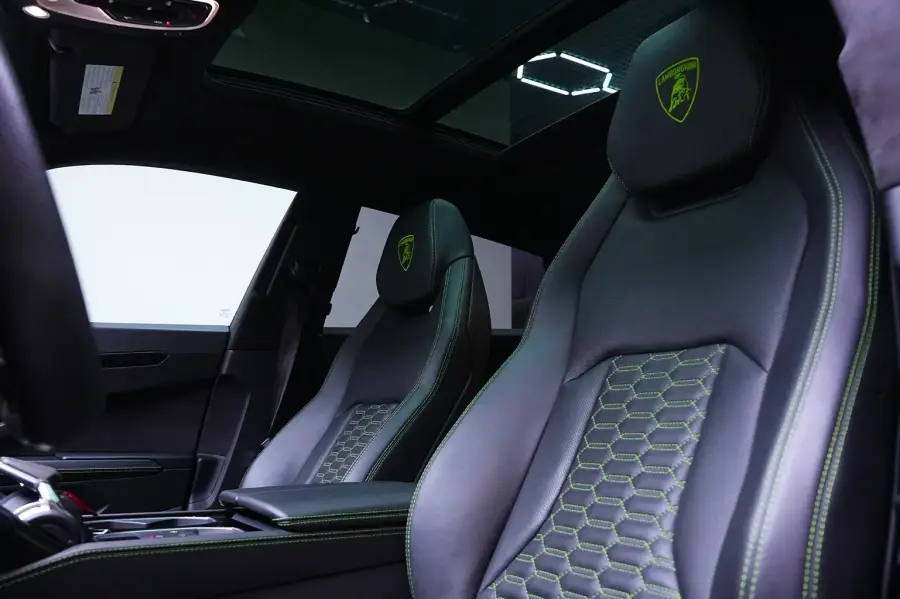 Alquila Lamborghini Urus Mansory Verde en Dubái — foto 5 de 6