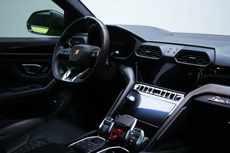 Alquila Lamborghini Urus Mansory Verde en Dubái — foto 6 de 6