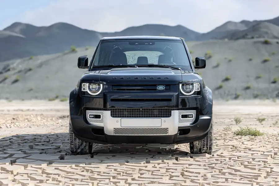 Rent Land Rover Defender Black in Dubai — photo 3 of 7