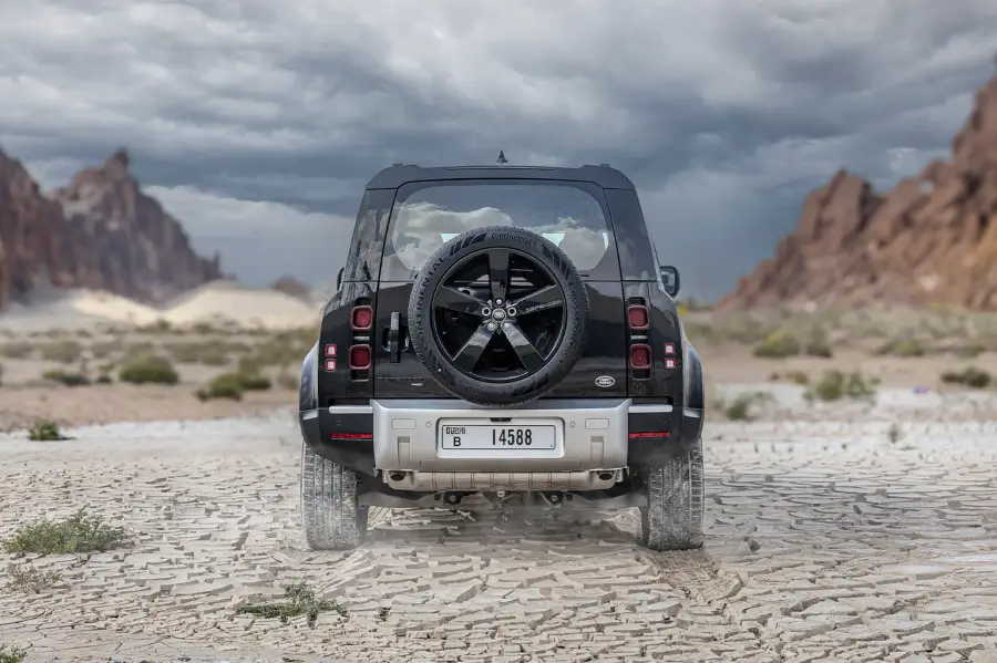 Rent Land Rover Defender Black in Dubai — photo 4 of 7