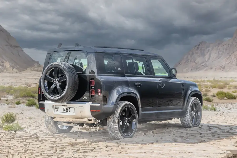 Rent Land Rover Defender Black in Dubai — photo 5 of 7