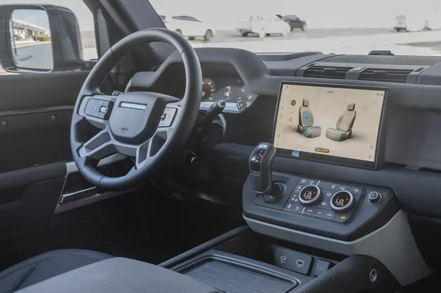 Rent Land Rover Defender Black in Dubai — photo 6 of 7