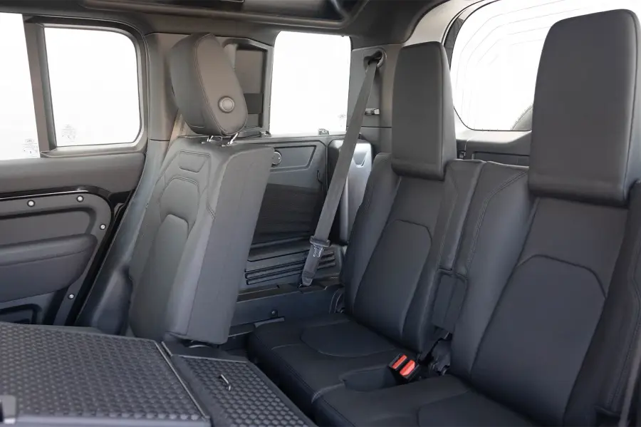 Rent Land Rover Defender Black in Dubai — photo 7 of 7