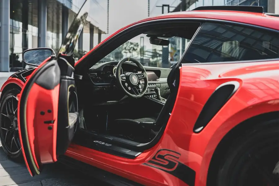 Rent Porsche 911 GT3 RS Red in Dubai — photo 5 of 5