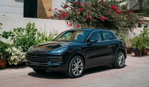 Rent Porsche Cayenne Black in Dubai — photo 2 of 9