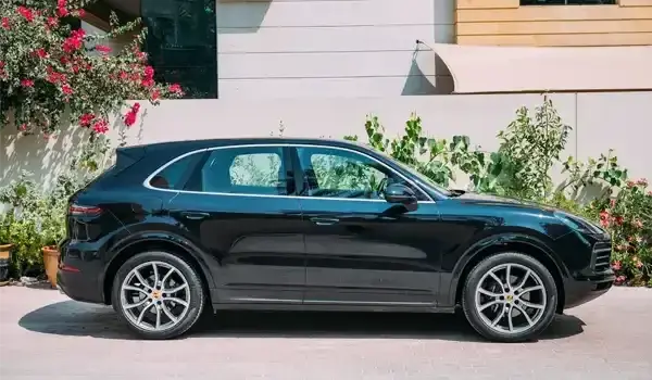 Rent Porsche Cayenne Black in Dubai — photo 4 of 9