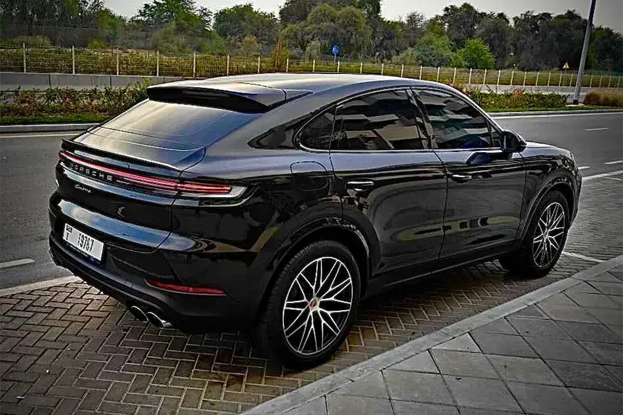 在迪拜租赁黑色的保时捷Cayenne — Porsche — 第 4 张，共 5 张