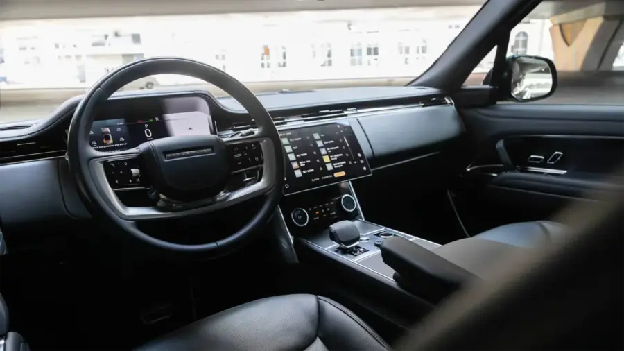 Rent Range Rover Vogue Black in Dubai — photo 6 of 8
