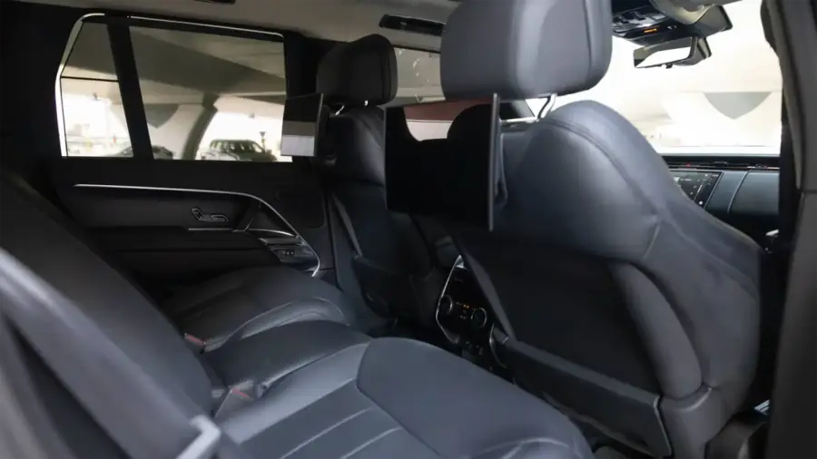 Rent Range Rover Vogue Black in Dubai — photo 7 of 8