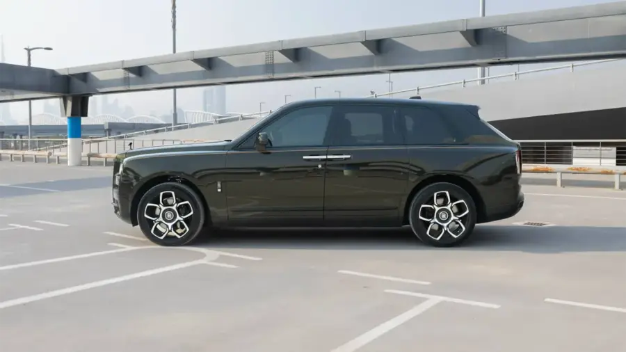 Rent Rolls-Royce Cullinan Green in Dubai — photo 2 of 7