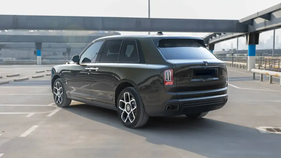 Rent Rolls-Royce Cullinan Green in Dubai — photo 3 of 7