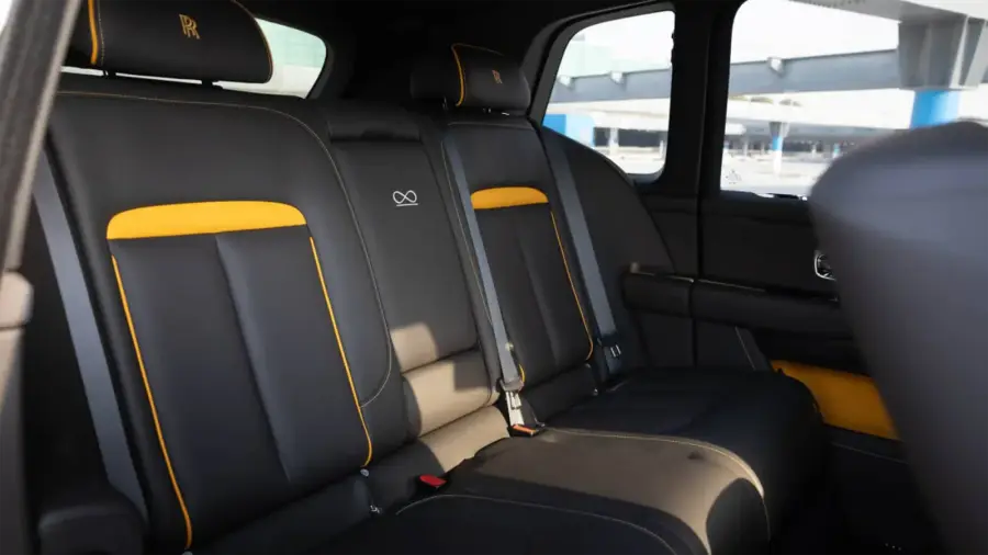 Rent Rolls-Royce Cullinan Green in Dubai — photo 6 of 7