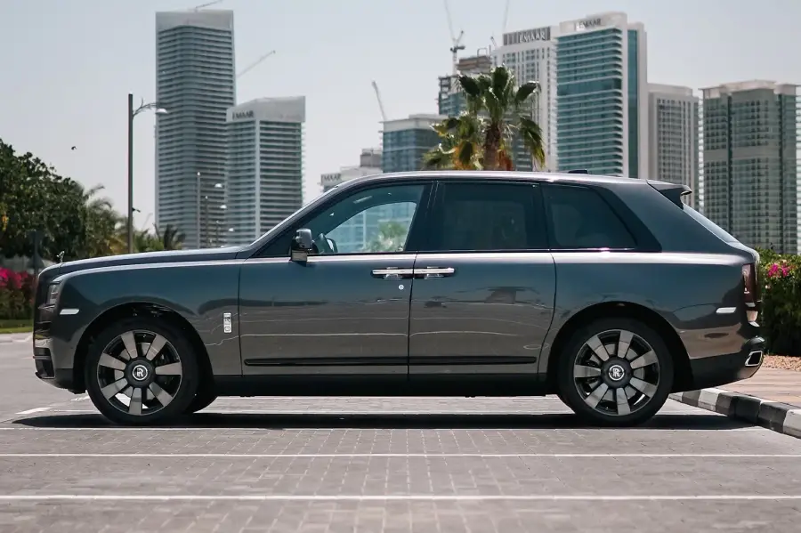 Rent Rolls-Royce Cullinan Grey in Dubai — photo 2 of 6