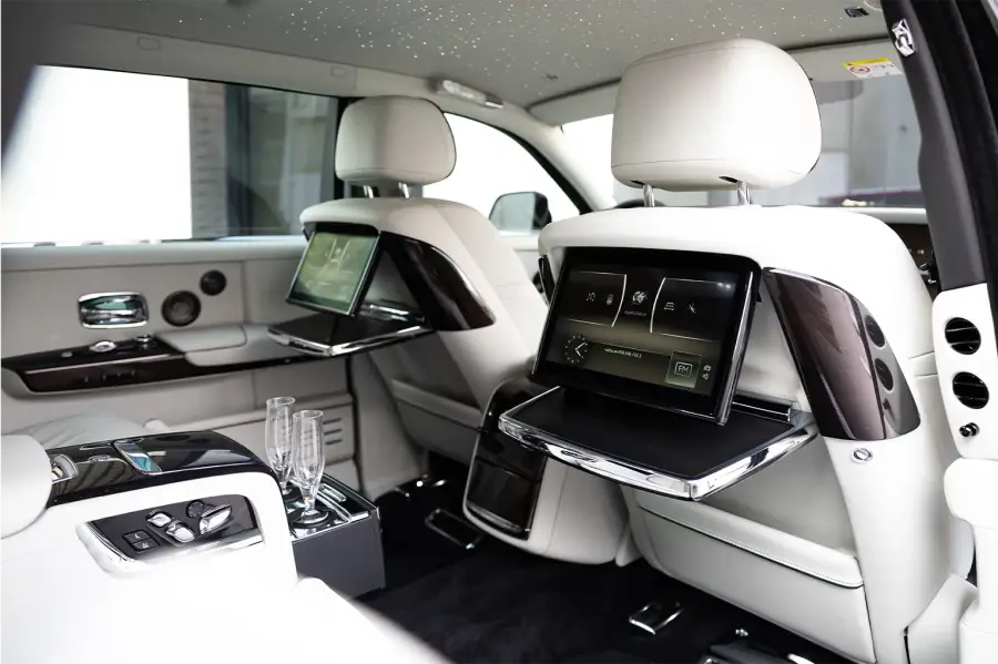 تأجير رولز رويس فانتوم الأسود في دبي — صورة 5 من 10