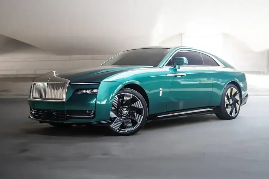 Rent Rolls-Royce Spectre Green in Dubai — photo 2 of 9