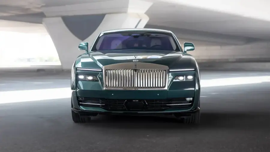 Rent Rolls-Royce Spectre Green in Dubai — photo 3 of 9