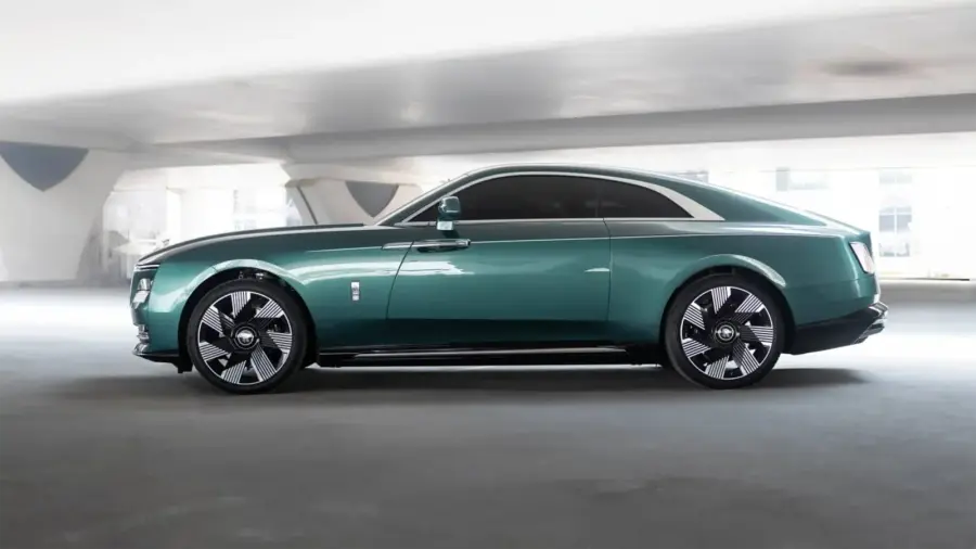Rent Rolls-Royce Spectre Green in Dubai — photo 4 of 9