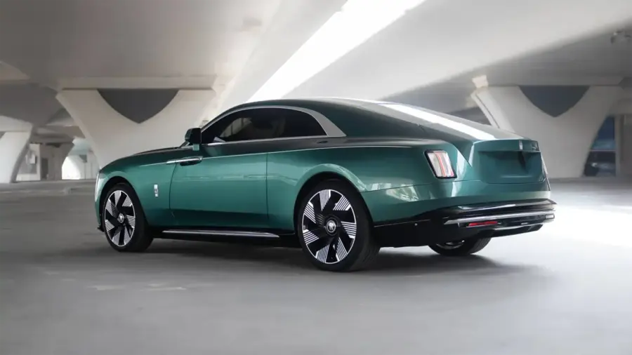 Rent Rolls-Royce Spectre Green in Dubai — photo 5 of 9