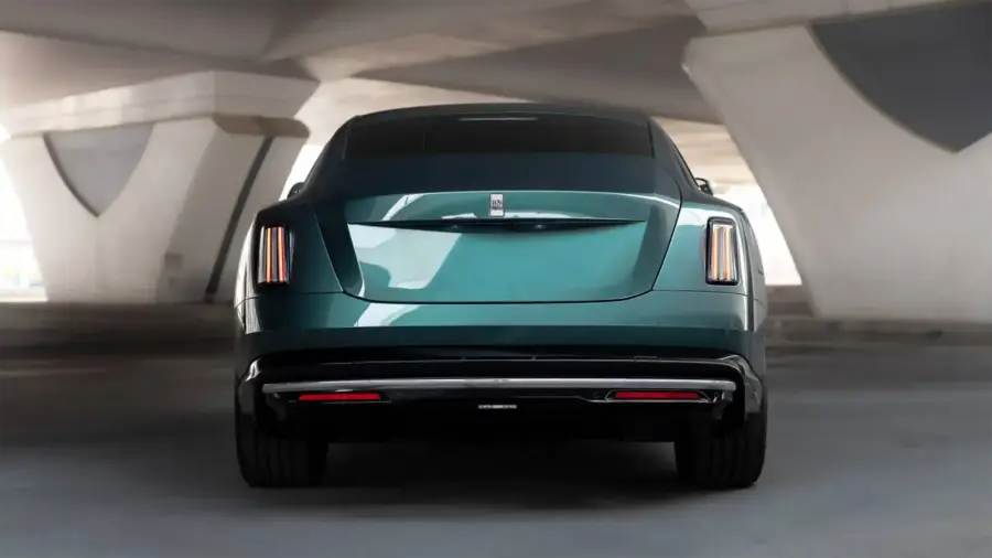 Rent Rolls-Royce Spectre Green in Dubai — photo 6 of 9