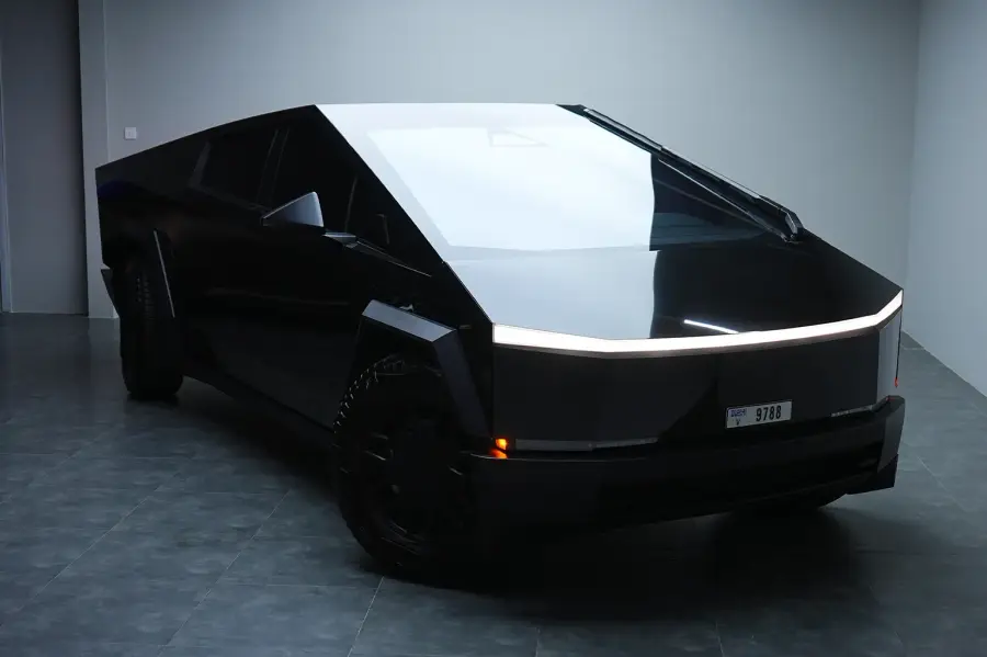 Rent Tesla Cybertruck Black in Dubai — photo 2 of 7