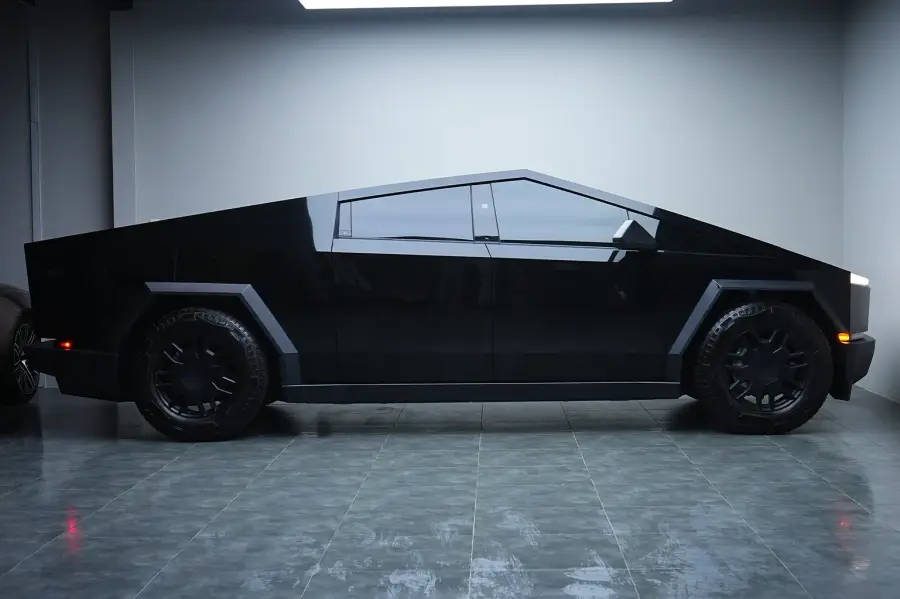 Rent Tesla Cybertruck Black in Dubai — photo 3 of 7