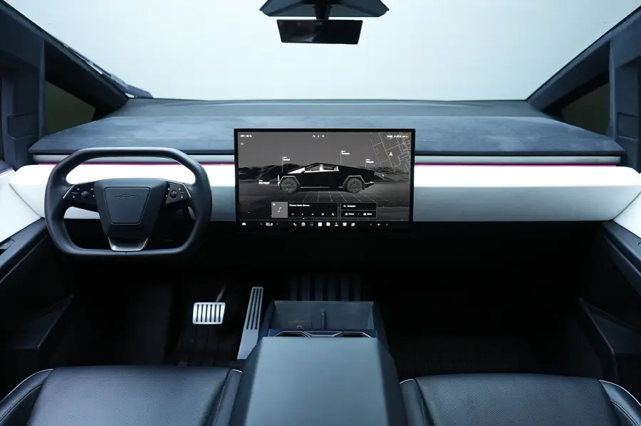Rent Tesla Cybertruck Black in Dubai — photo 5 of 7