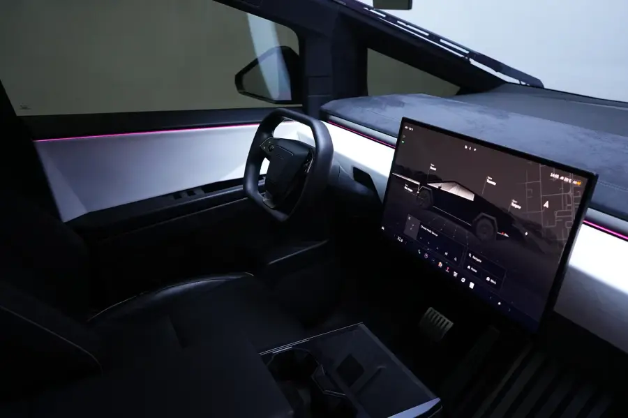 Rent Tesla Cybertruck Black in Dubai — photo 6 of 7