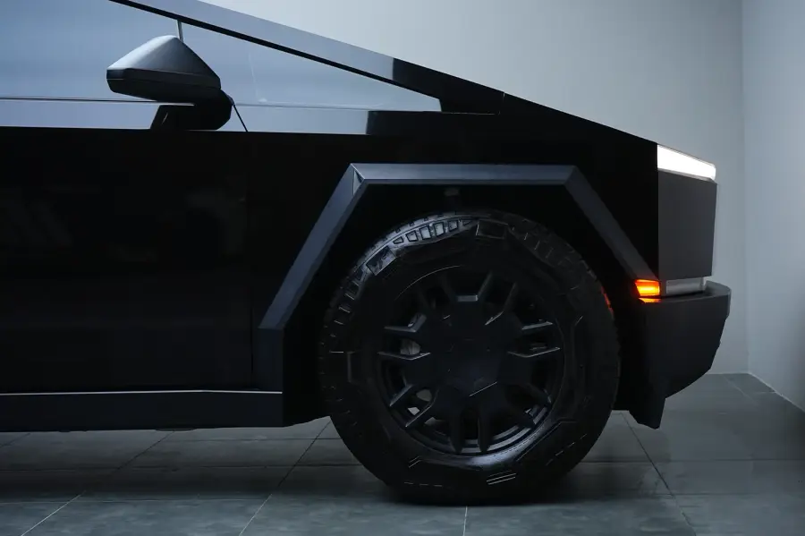 Rent Tesla Cybertruck Black in Dubai — photo 7 of 7