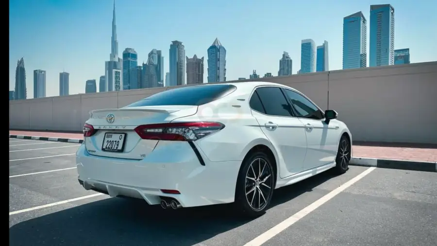 Rent Toyota Camry White in Dubai — photo 5 of 8