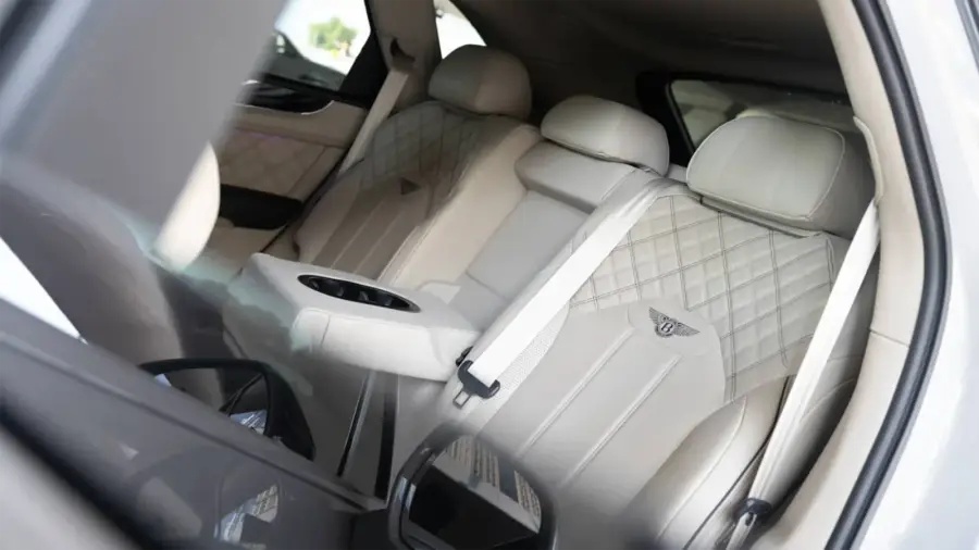 เช่ารถ Bentley Bentayga สีเทาในดูไบ — รูปที่ 6 จาก 7