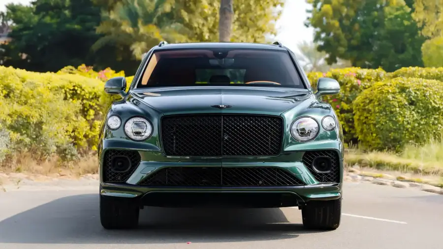 Rent Bentley Bentayga Green in Dubai — photo 4 of 6